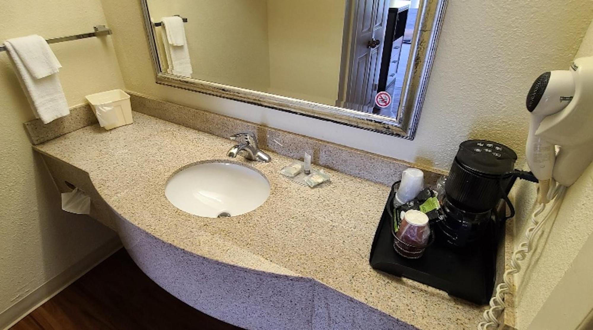 Red Roof Inn & Suites Cornelius - Lake Norman Eksteriør billede