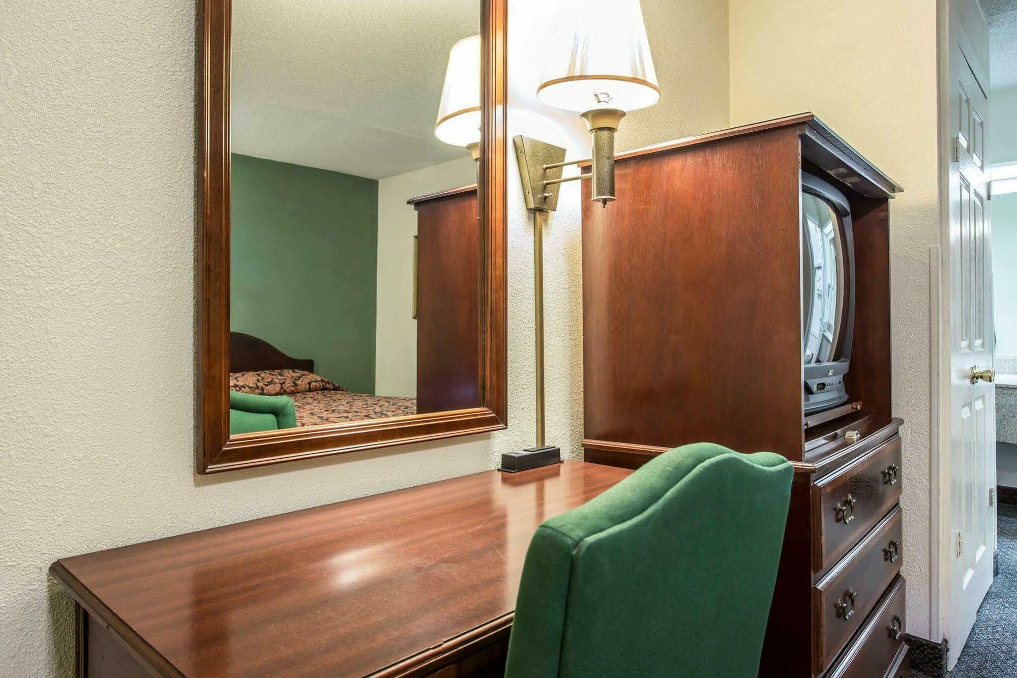Red Roof Inn & Suites Cornelius - Lake Norman Eksteriør billede